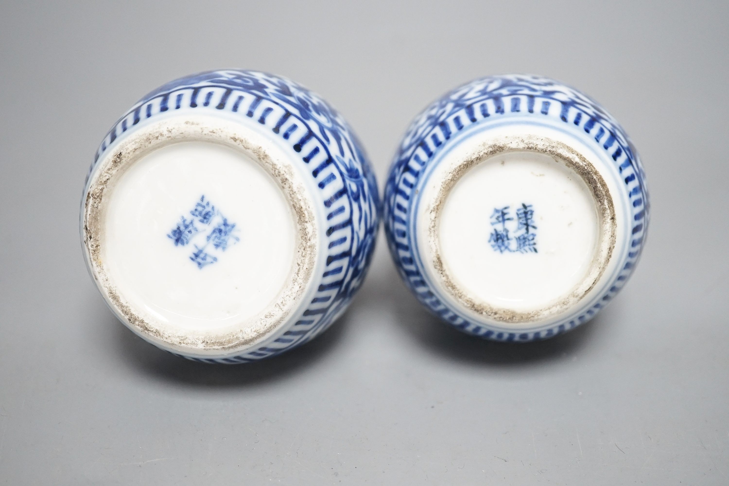 A pair of Chinese blue and white double-gourd small vases 14cm